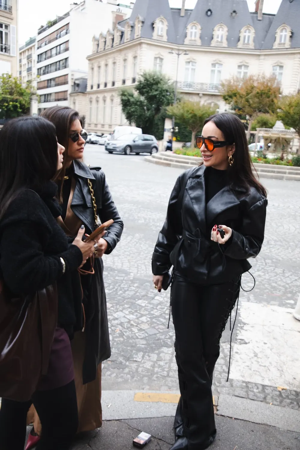 Amanda Kirsche conversando com consultoras em uma rua de Paris