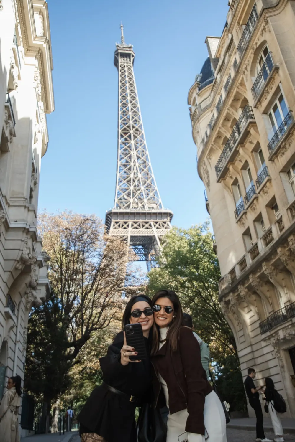 Rua parisiense com referências de marcas de luxo