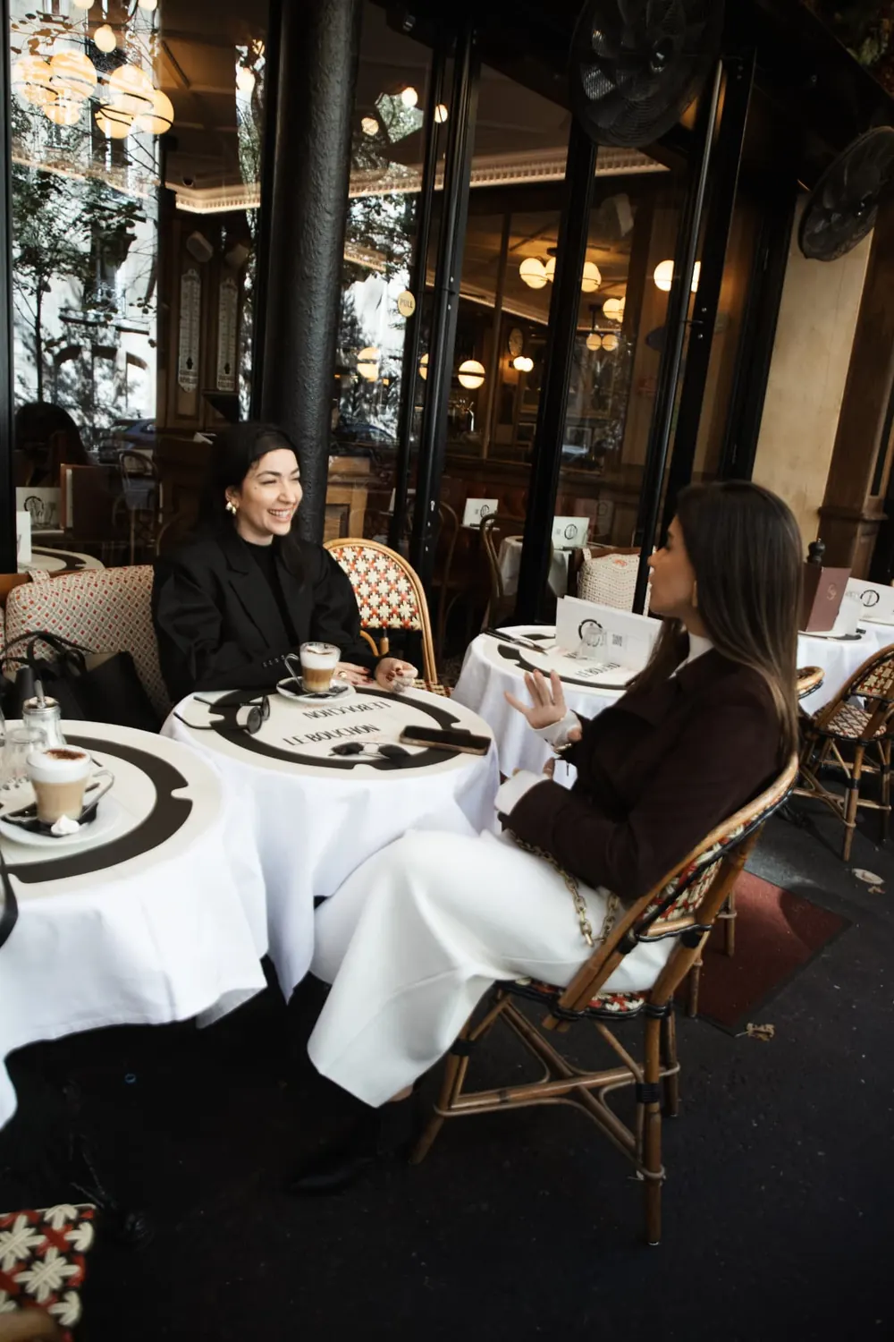 Consultoras conversando em um café parisiense durante a imersão